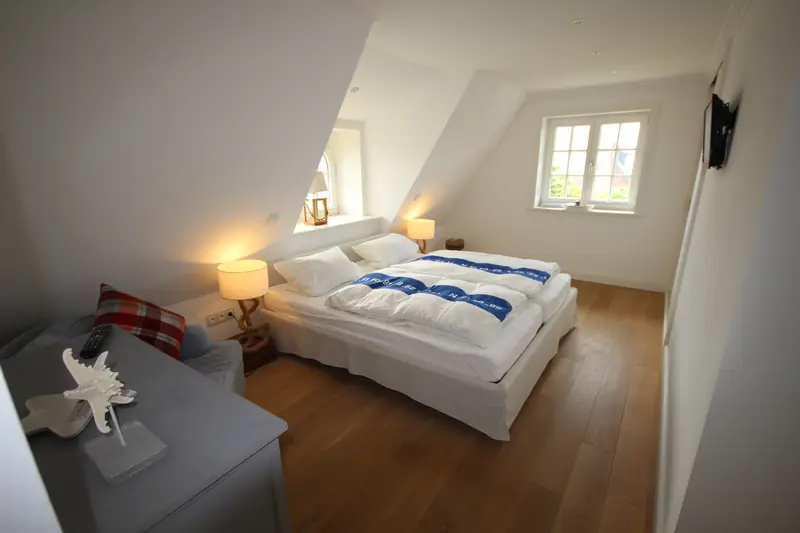 Helles Schlafzimmer mit Blick in die Dünen