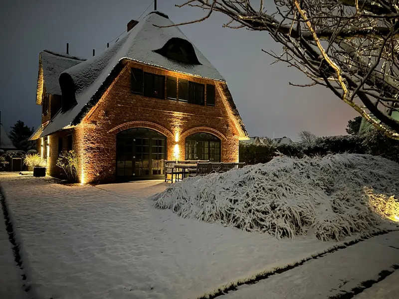 Horsa Hüs verschneit bei Nacht